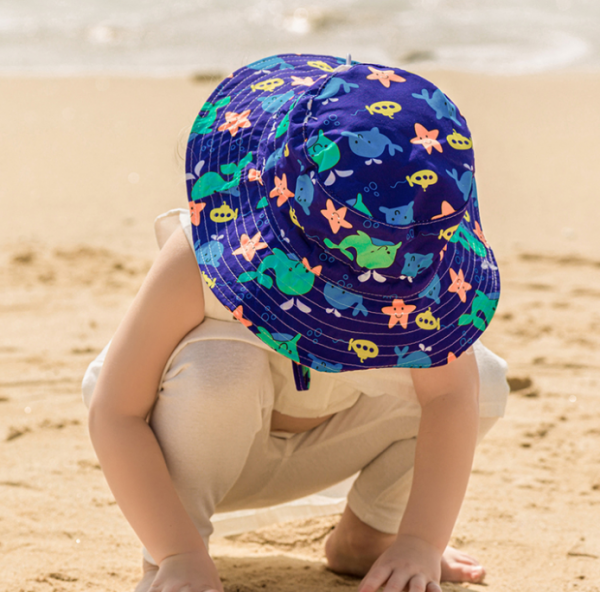 Topi berbentuk hewan laut